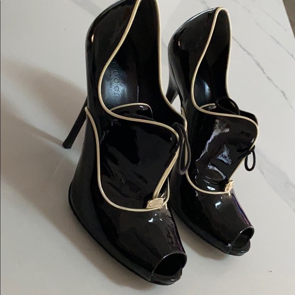 Gucci
Black Lace-up Patent Leather Booties - Picture 1 of 3